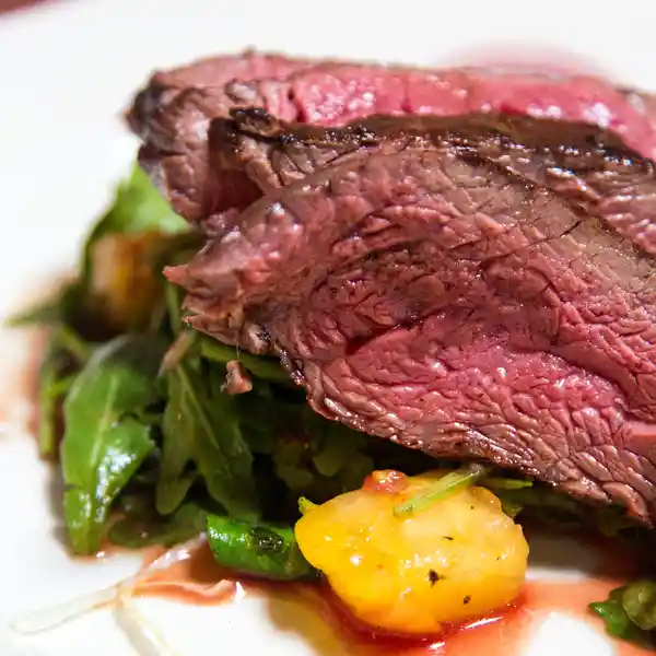 Das hält Deinen Blutzucker stabil: ausreichend Protein, gesunde Fetten, kleiner Anteil komplexer Kohlenhydrate.