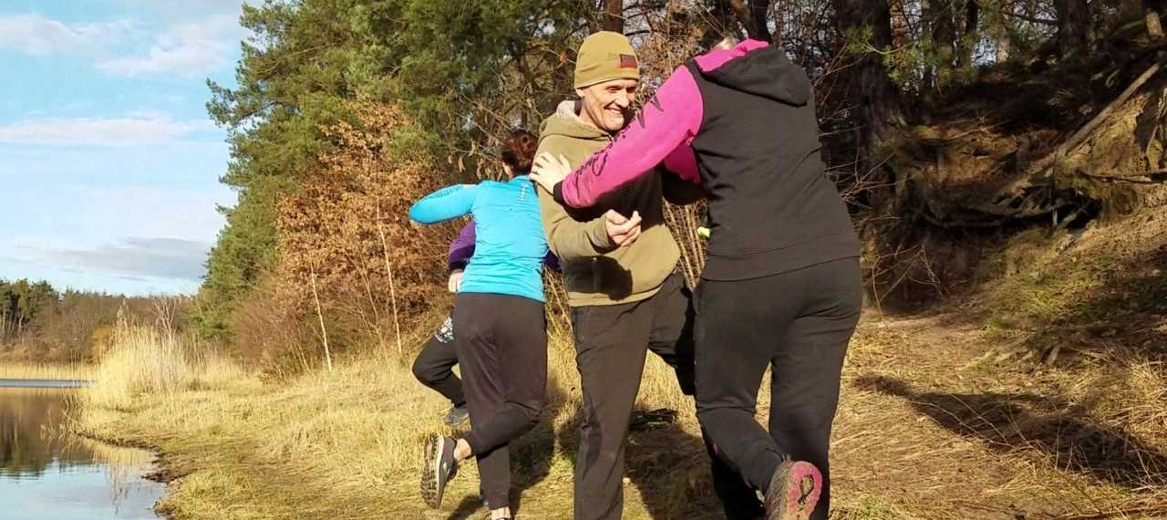 Spielerische Bewegung im Freien fördert die Selbstheilung