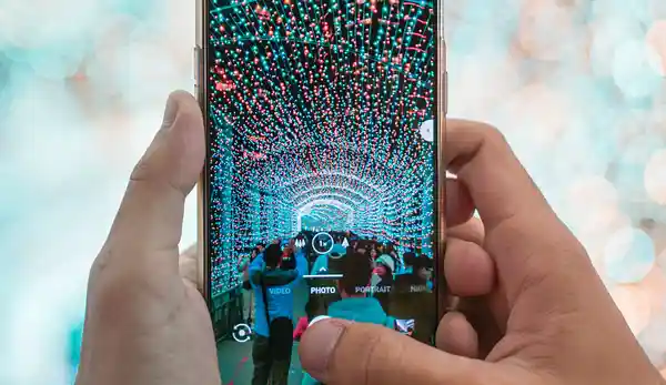 Eine Flut von Infos und Reizen, die Dein Nervensystem in Alarm versetzen.