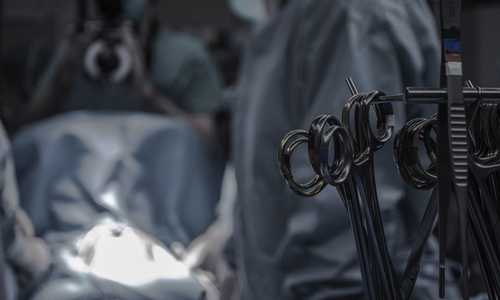 surgery Rückenschmerzen: Solange ein Bandscheibenvorfall keine neurologischen Ausfälle wie Lähmungen oder Sensibilitätsstörungen hervorruft, ist eine Operation nicht erforderlich